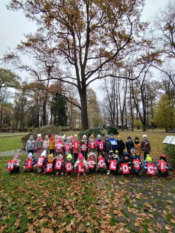 Mali patrioci. Przedszkolaki złożyły kwiaty pod Dębem Wolności