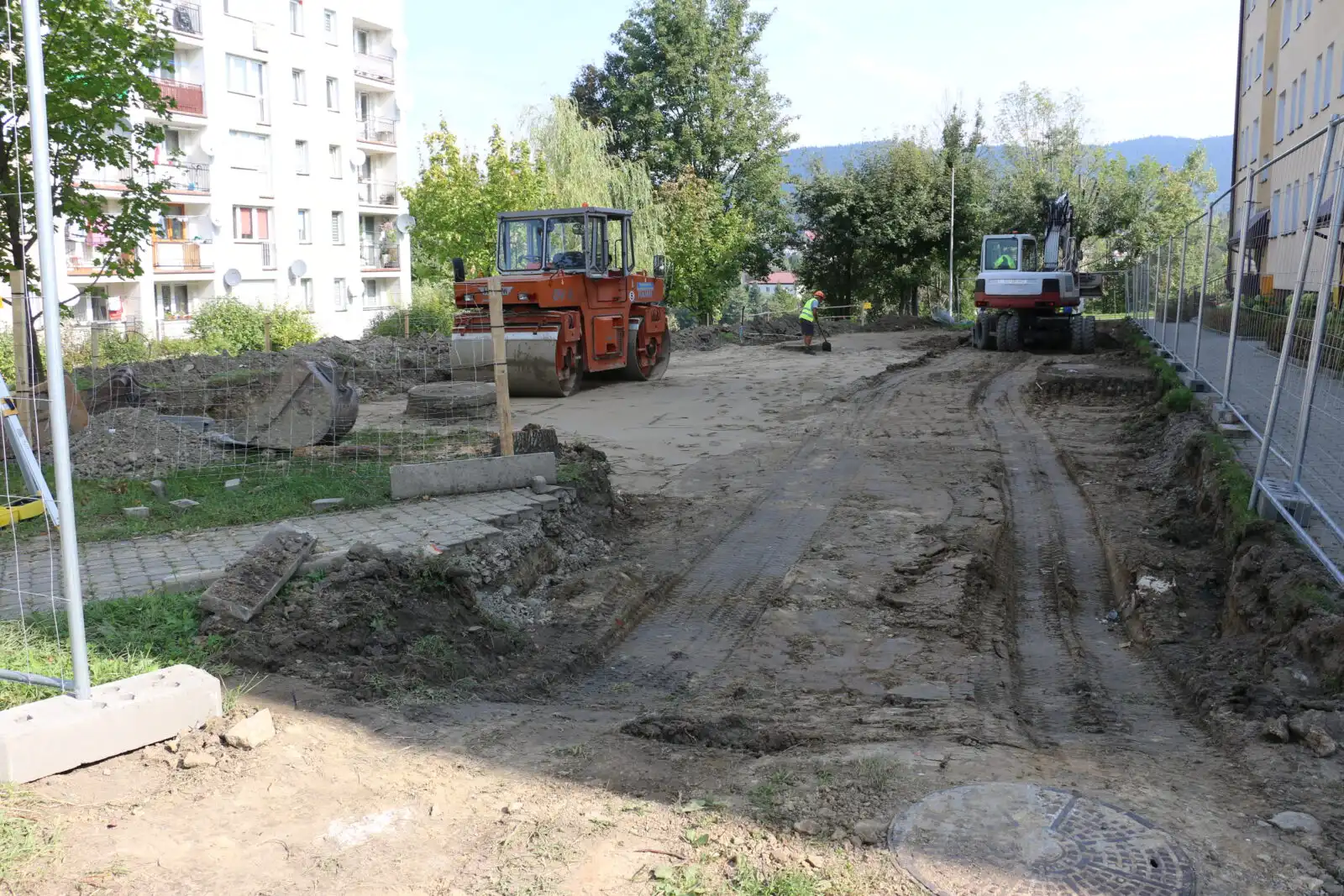 Limanowa: Przy blokach nr 6 i 7 na os. przy ul. Zygmunta Augusta trwa remont dróg wewnętrznych i placów