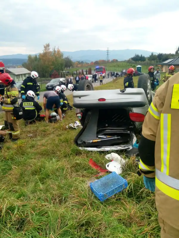 Wypadek w Gostwicy. Dachowała osobówka