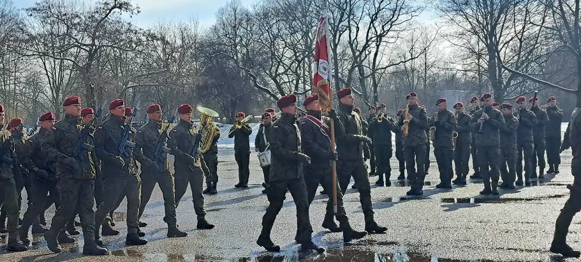 Uczniowie ZS w Marcinkowicach uczestniczyli w uroczystym przekazaniu obowiązków dowódcy 6 Batalionu Dowodzenia w Krakowie