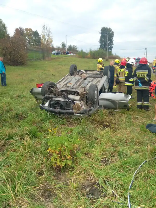 Wypadek w Gostwicy. Dachowała osobówka