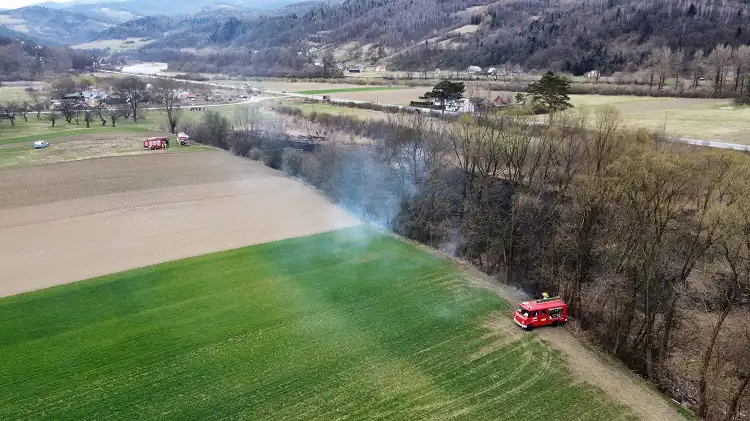 Na Sądecczyźnie płoną suche trawy