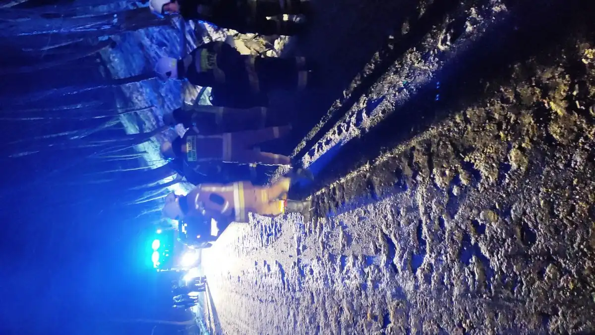 Wypadek w Jelnej. Pojazd osobowy wypadł z drogi. 2 osoby poszkodowane