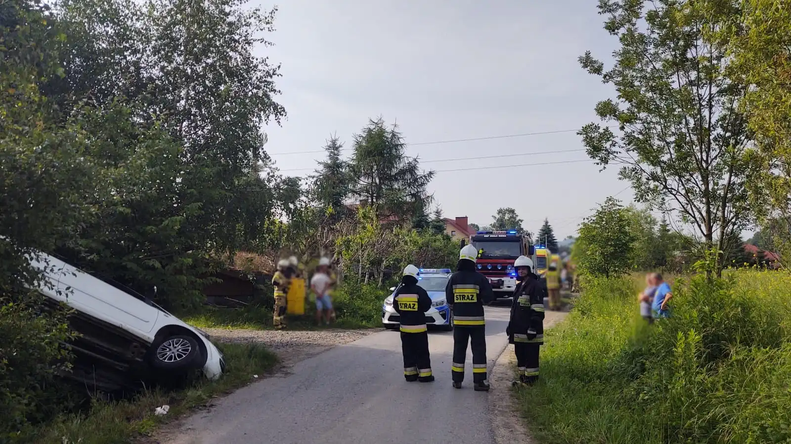 Wypadek w Stróżach. Samochód osobowy wypadł z drogi. Dwie osoby poszkodowane