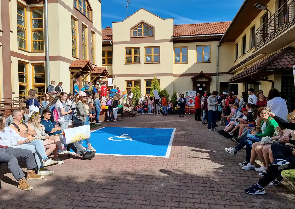 Uczniowie ZS w Łącku wzięli udział w 11. edycji wydarzenia pod hasłem Baw się dobrze! #NIEspieczRaka