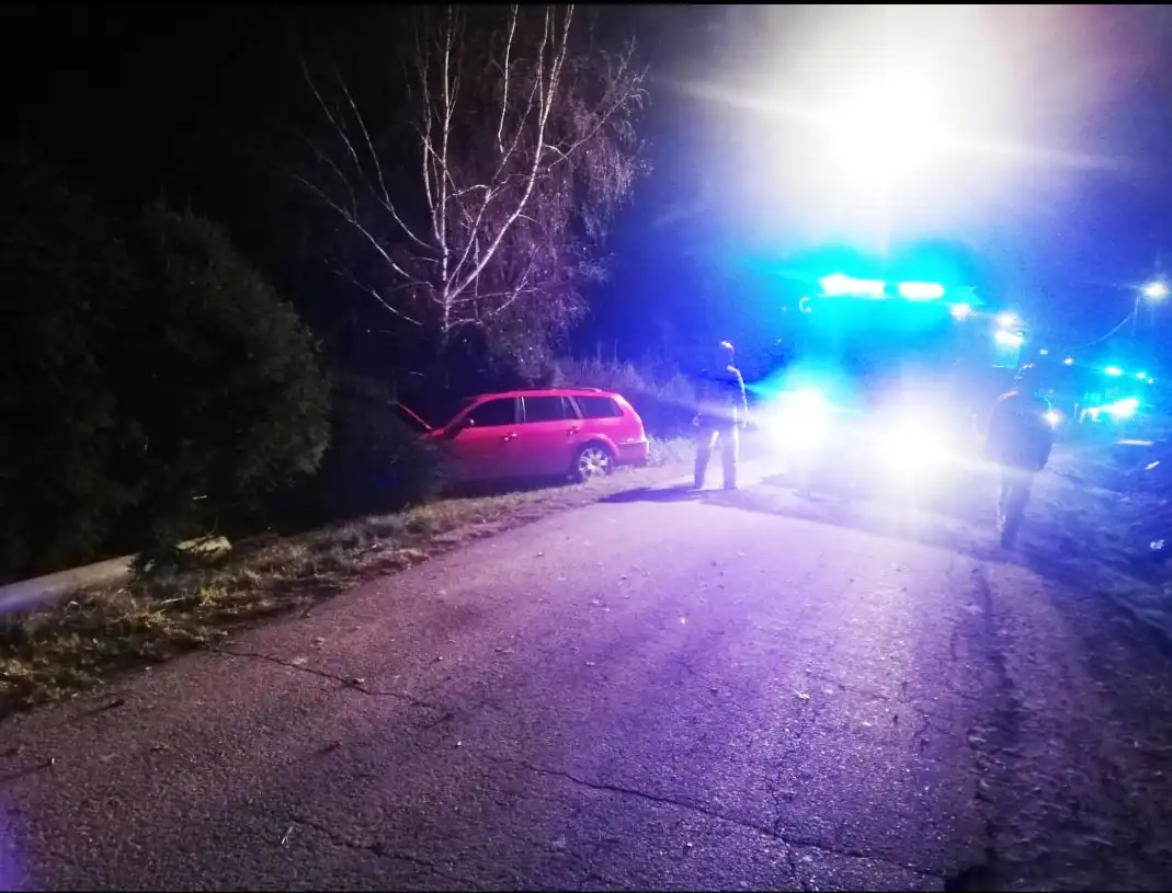 Wypadek w Łabowej. Ford wypadł z drogi i ściął słup oświetleniowy