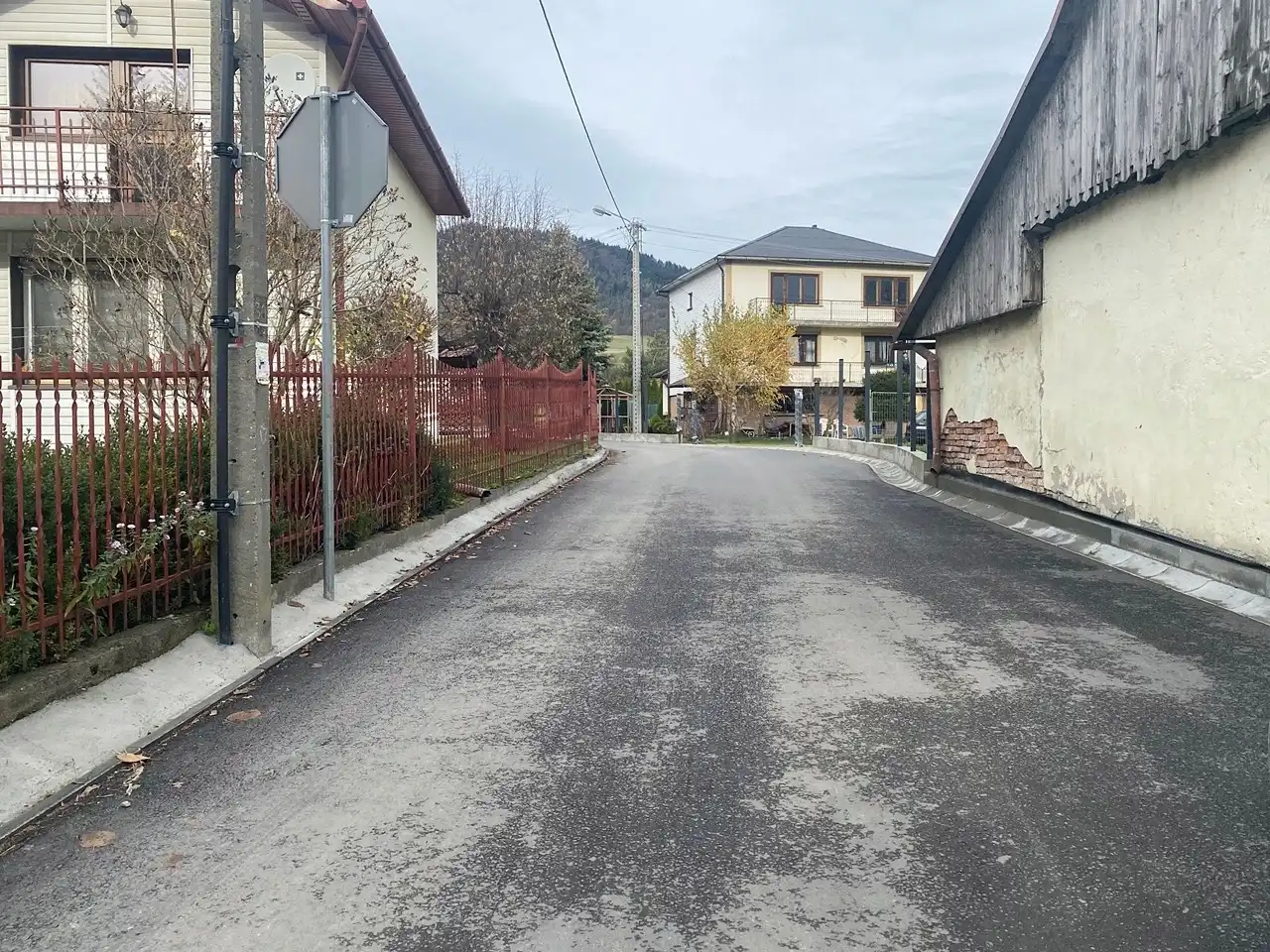 Parking przy szkole w Pisarzowej oddany do użytku mieszkańcom