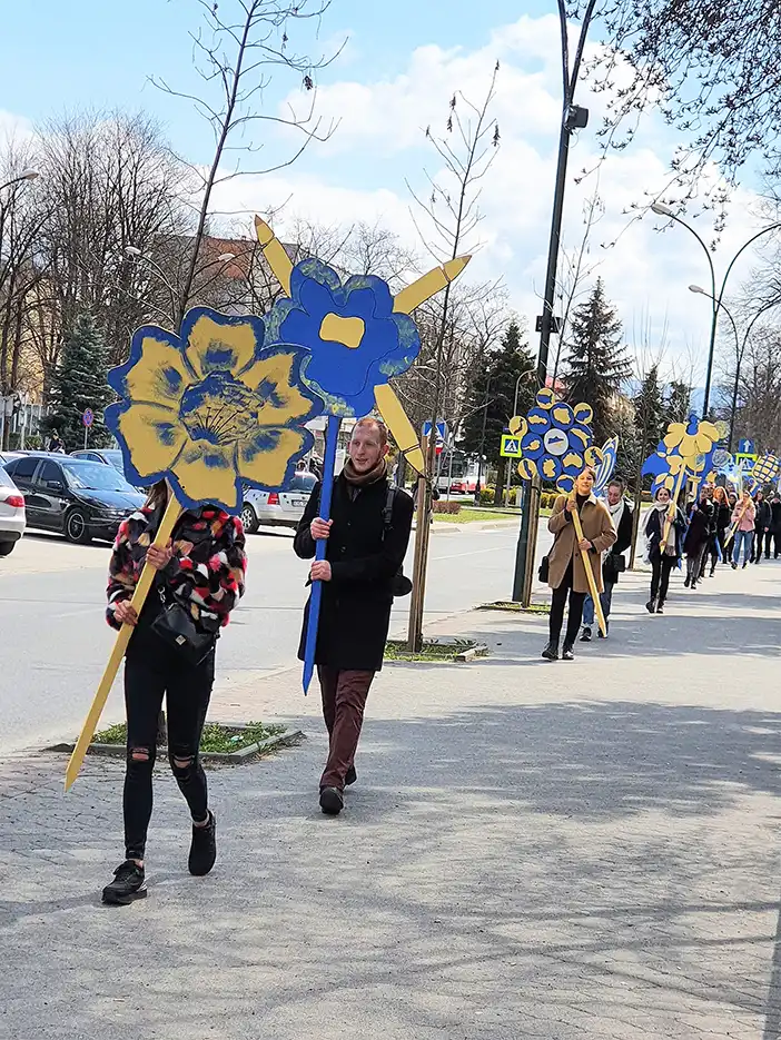 Kwiaty dla Ukrainy - akcja artystyczna studentów PWSZ