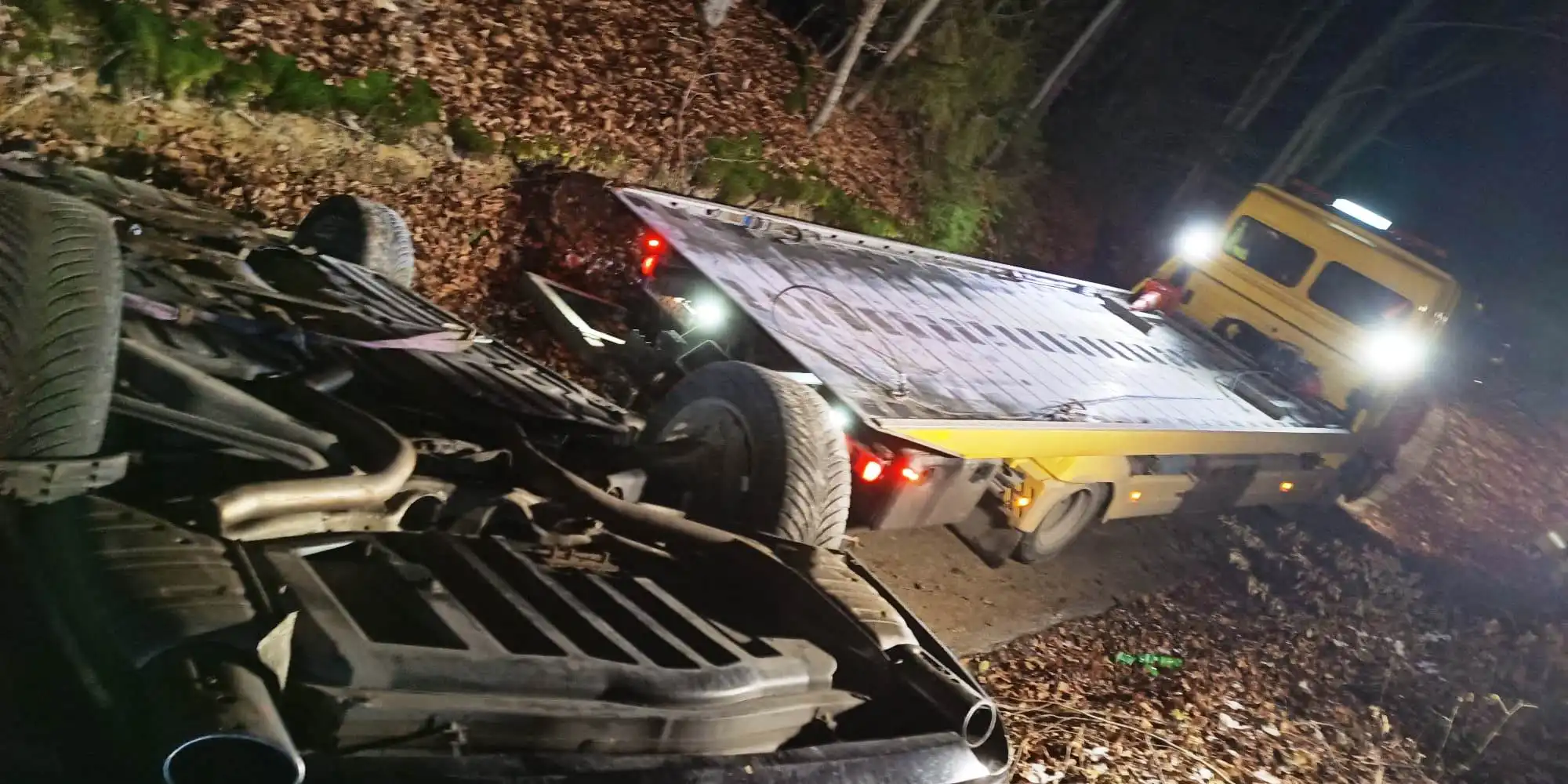 Wypadek samochodowy w Woli Kosnowej. Mercedes blokował drogę przez ponad 3 godziny