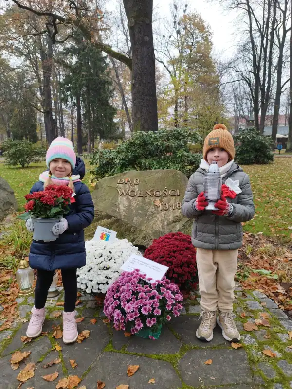 Mali patrioci. Przedszkolaki złożyły kwiaty pod Dębem Wolności