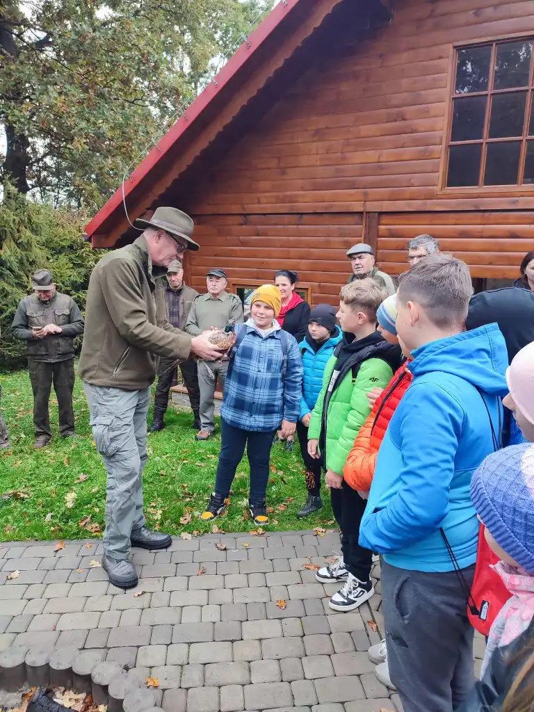 Edukacja w terenie. Zasiedlanie bażantów w Podłopieniu. Lekcja przyrody na żywo