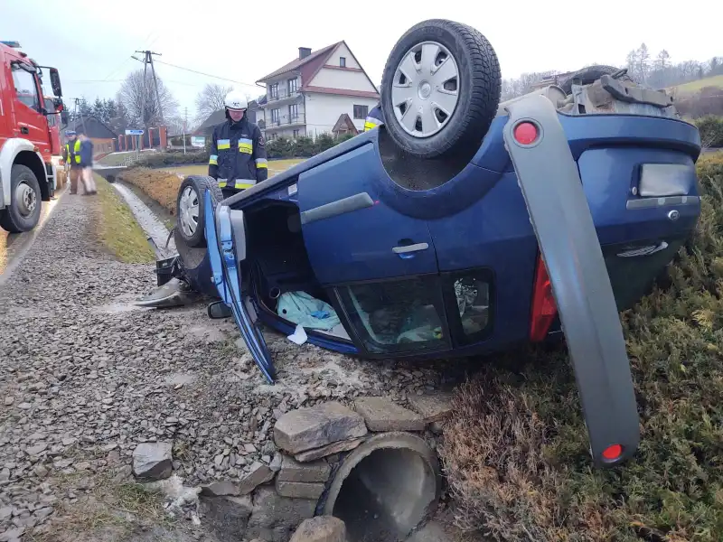 W Chomranicach dachował pojazd osobowy. Trzy osoby trafiły do szpitala