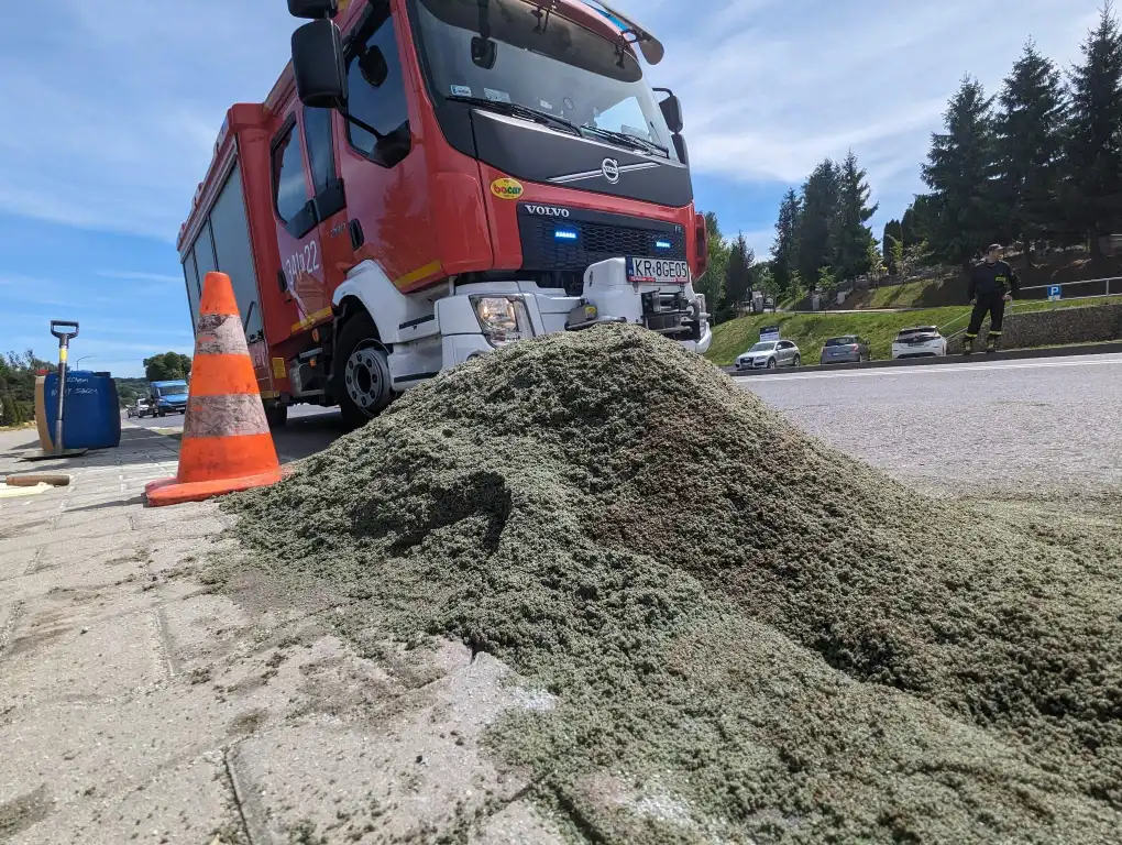 Nowy Sącz: Z uszkodzonego zbiornika paliwa ciężarówki wyciekł olej. Interweniowali strażacy