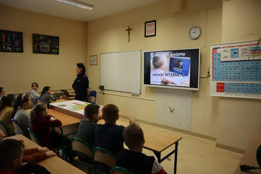 Limanowscy Policjanci wzięli udział w spotkaniu z uczniami. Tematem była cyberprzemoc