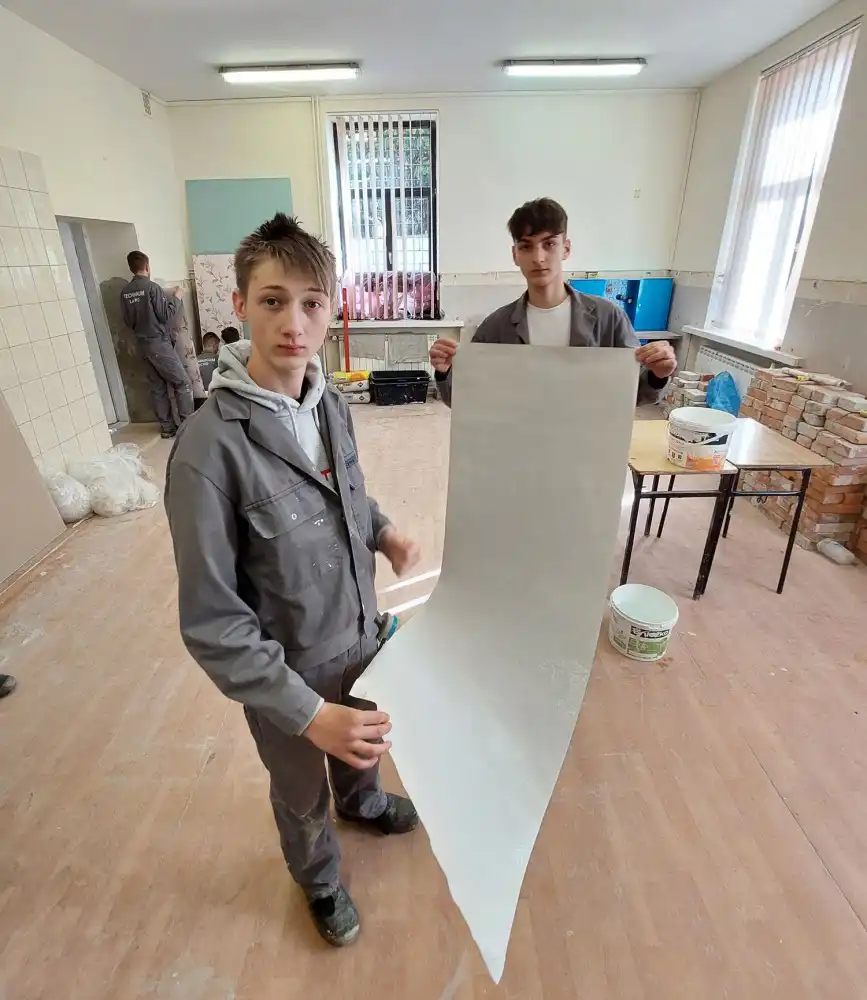 Uczniowie ZS w Łącku murują, malują i kładą płytki