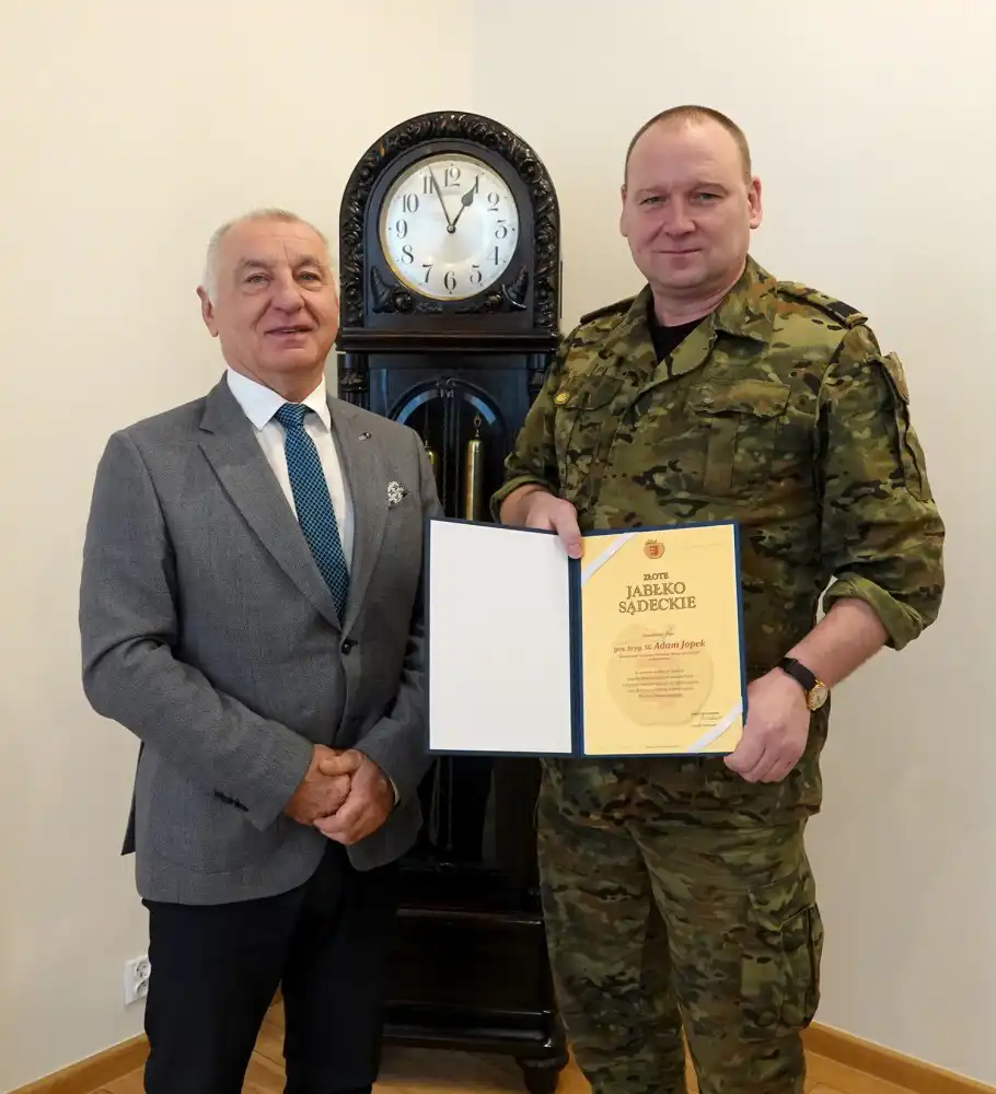 Generał Straży Granicznej otrzymał Złote Jabłko Sądeckie