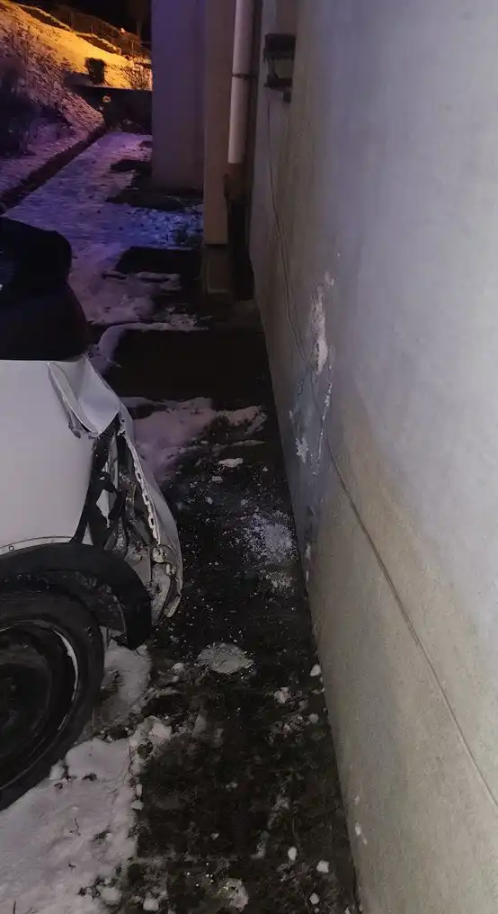 Wypadek w Piwnicznej Zdroju. Samochód zsunął się po skarpie i uderzył w blok