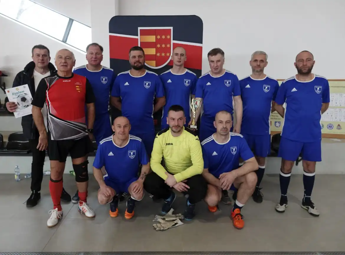 Halowy turniej piki nożnej służb mundurowych i samorządowych. Drużyna z Kamionki Wielkiej z pucharem