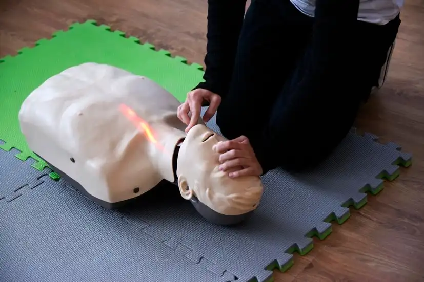 Młodzi ratownicy w akcji – praktyczna nauka pierwszej pomocy w Siekierczynie