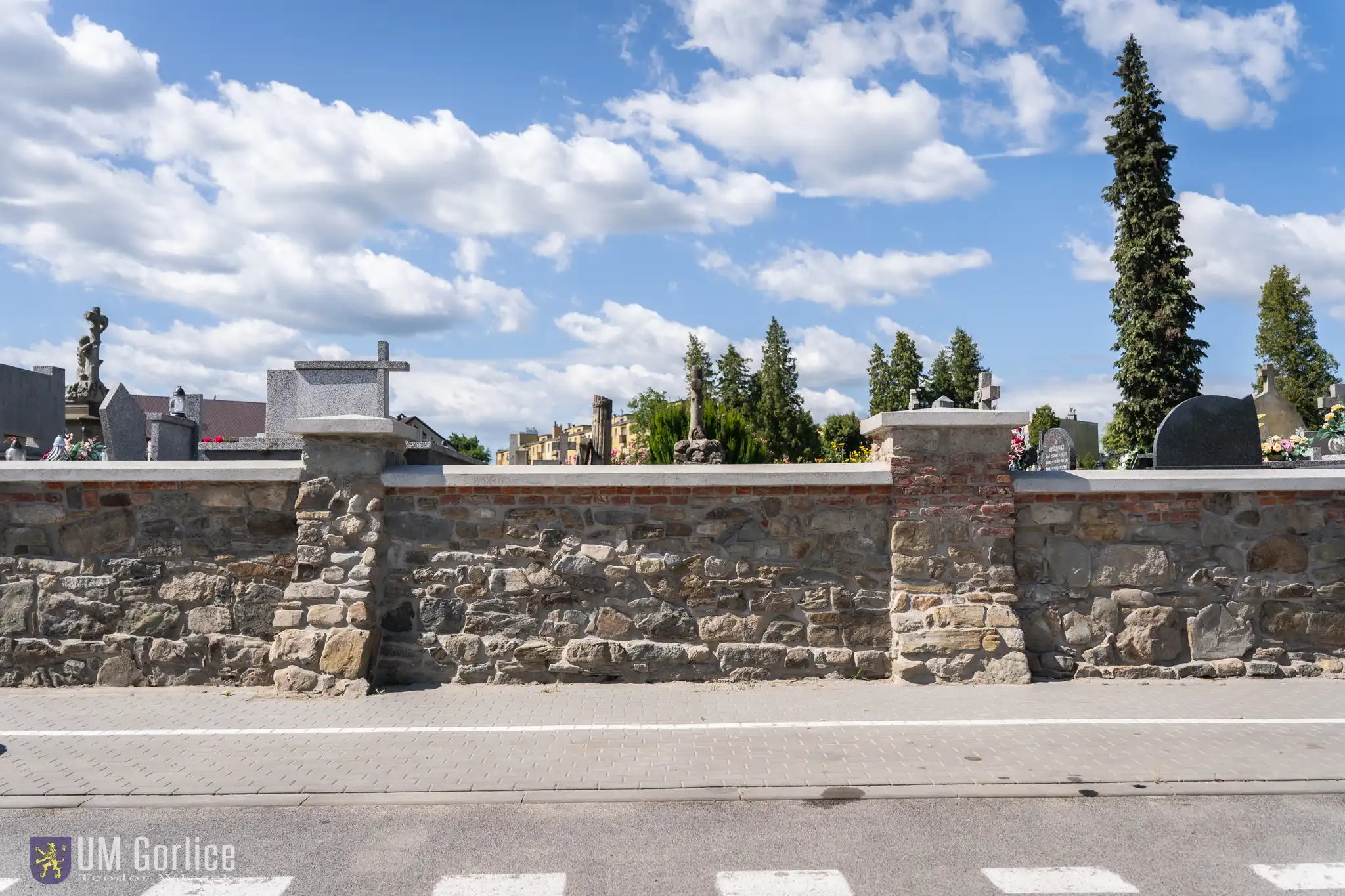 Historyczny mur cmentarny odzyskał dawny blask