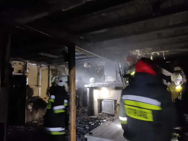 Pożar w Zbyszycach. Paliło się na parterze budynku mieszkalnego