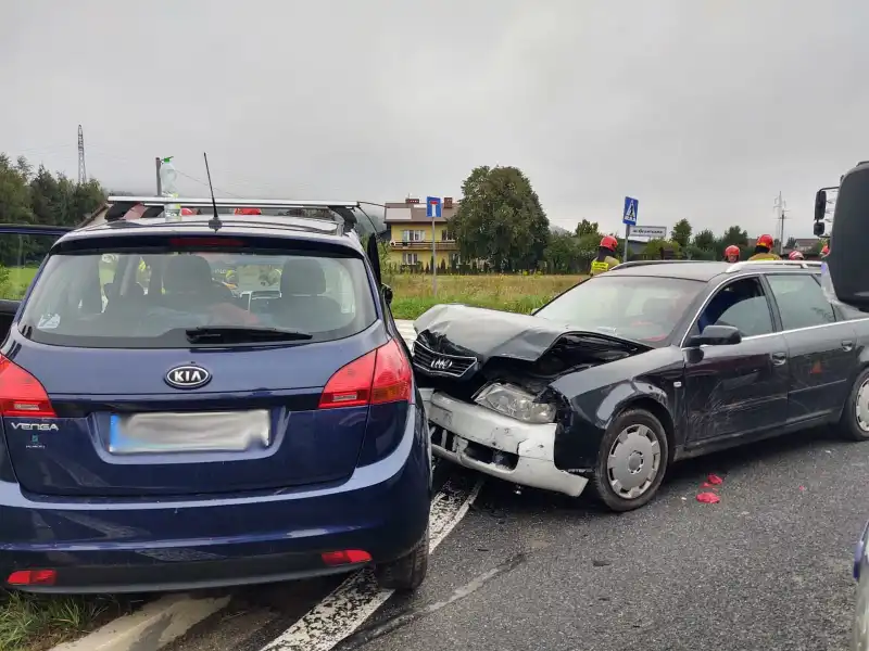 Kolizja w Chełmcu. Zderzyły się dwa pojazdy osobowe