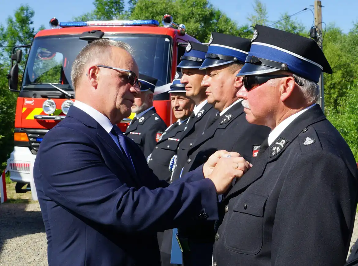 Nowy samochód i podziękowania za służbę na 70-lecie OSP Krużlowa Niżna