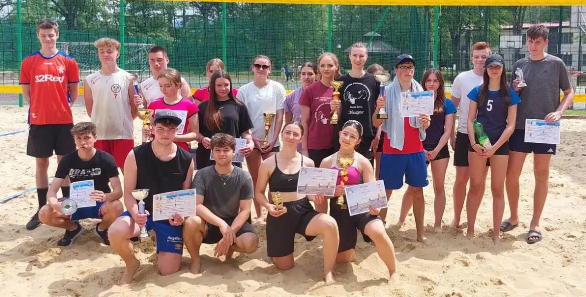 Nowi mistrzowie powiatu w piłce plażowej dziewcząt i chłopców