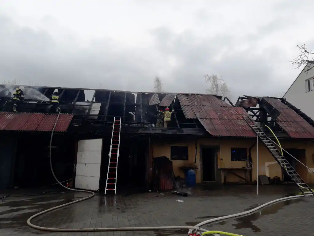Pożar budynku gospodarczego w Łabowej. Z ogniem walczyło 6 zastępów straży