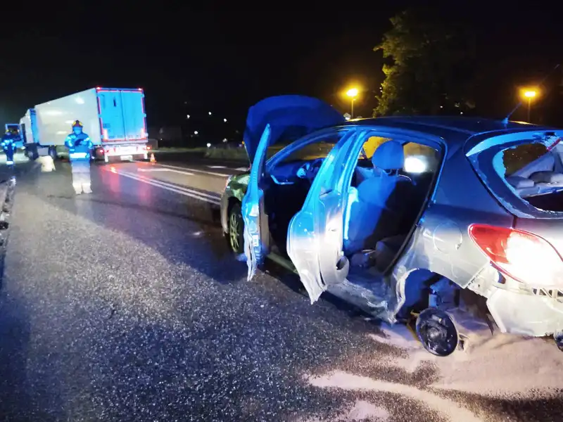 Wypadek na DK75 w Wielogłowach. Zderzyły się dwa pojazdy. Jedna osoba trafiła do szpitala