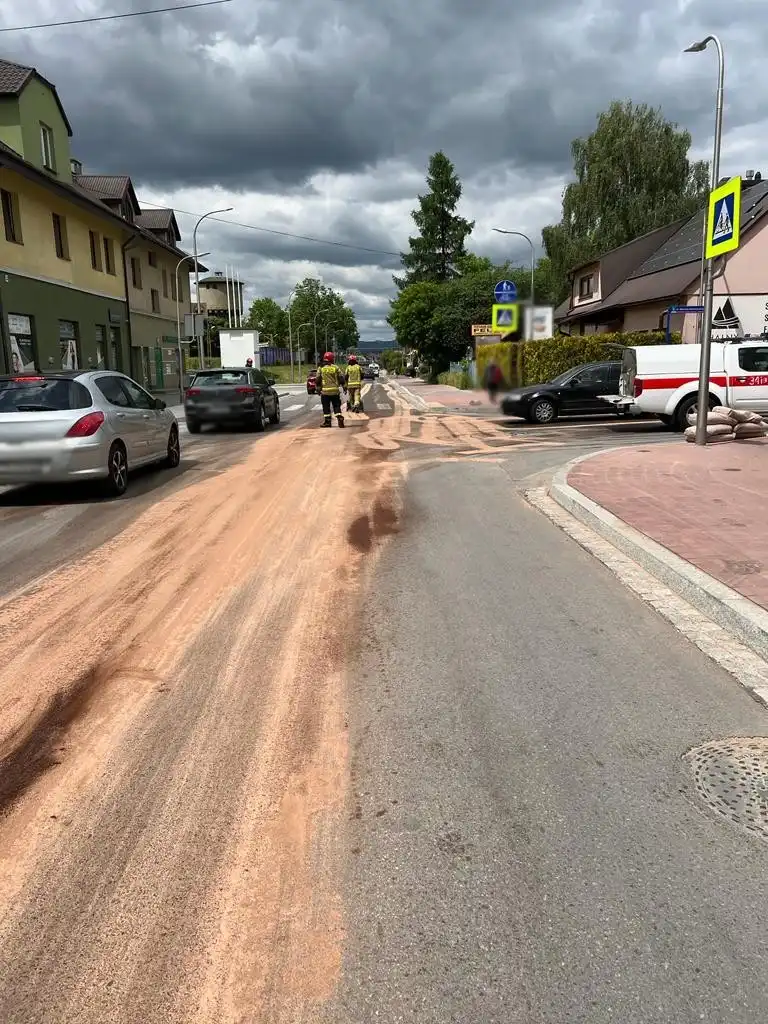 Nowy Sącz, ul. Nawojowska: Na jezdnie wyciekły płyny eksploatacyjne. Interweniowali strażacy
