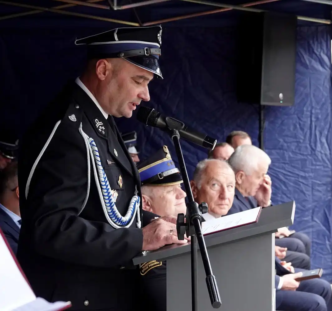 Druhowie z OSP w Paszynie otrzymali nowy samochód ratowniczo-gaśniczy i promesę od starosty