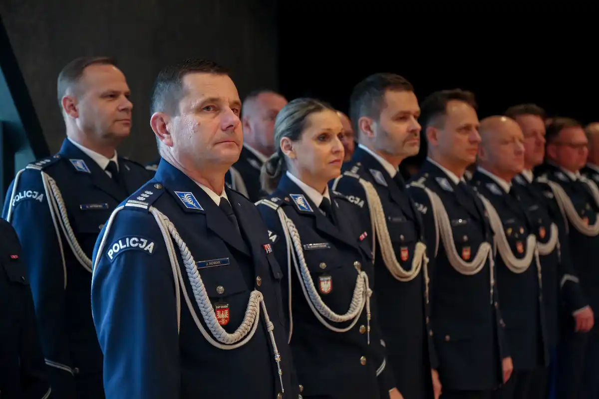 53 nowo przyjętych policjantów złożyło ślubowanie. Czwórka z nich będzie pełniła służbę w Nowym Sączu