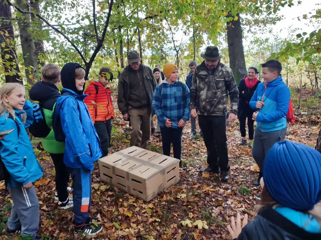 Edukacja w terenie. Zasiedlanie bażantów w Podłopieniu. Lekcja przyrody na żywo