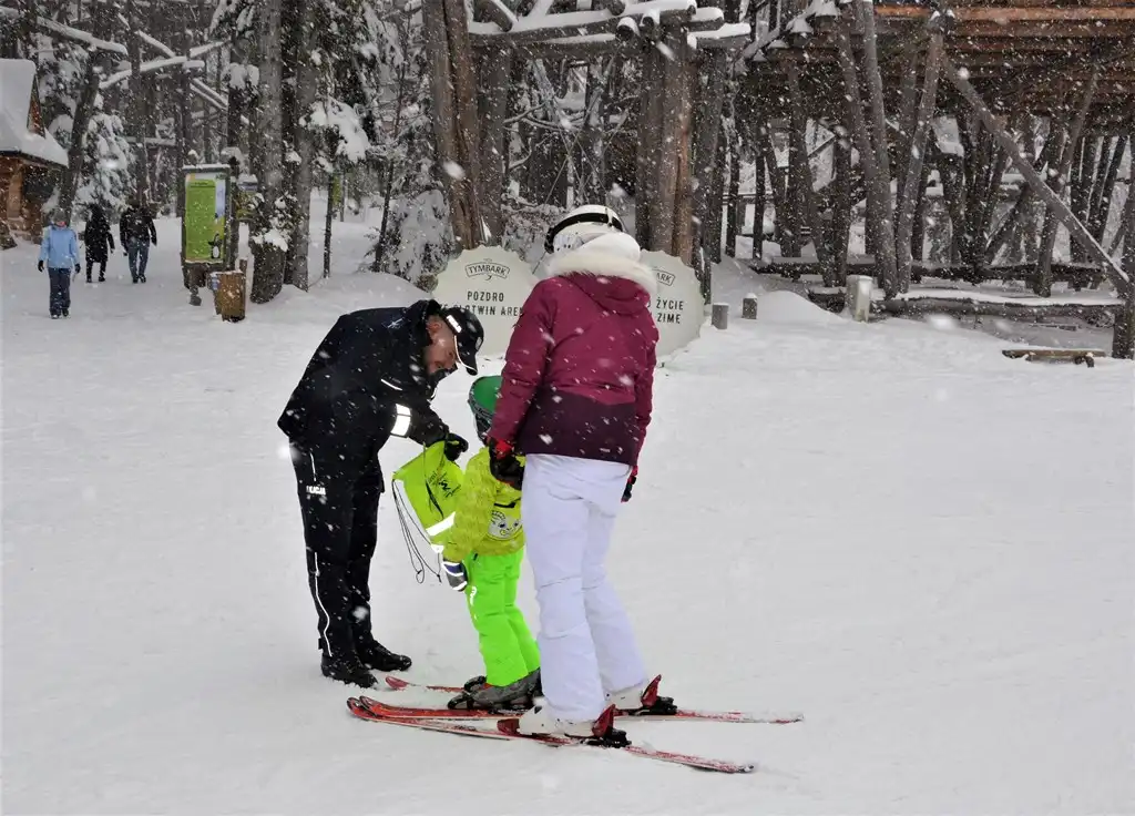 Krynica-Zdrój: Policjanci przypominali miłośnikom szusowania podstawowe zasady bezpieczeństwa na stokach narciarskich