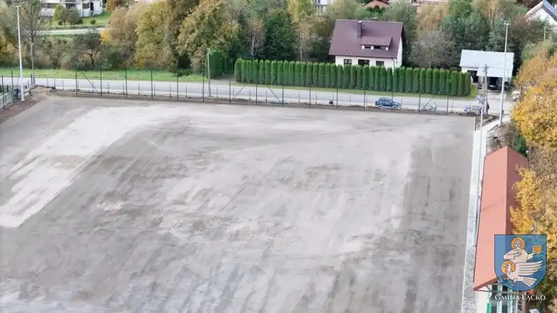 Dobiegają końca prace związane z modernizacją lokalnego boiska piłkarskiego “Zyndram” w Łącku