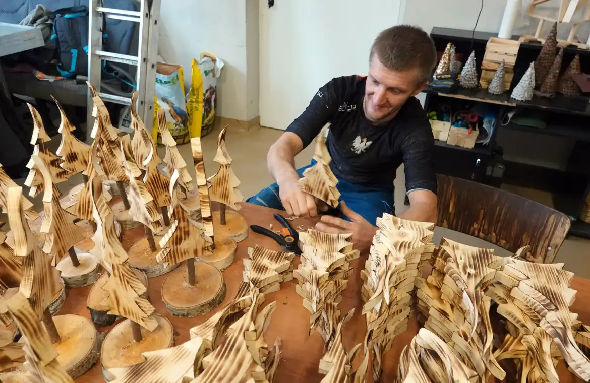 ZAZ w Nawojowej: Niepełnosprawni tworzą świąteczne dekoracje – przyjdź i kup