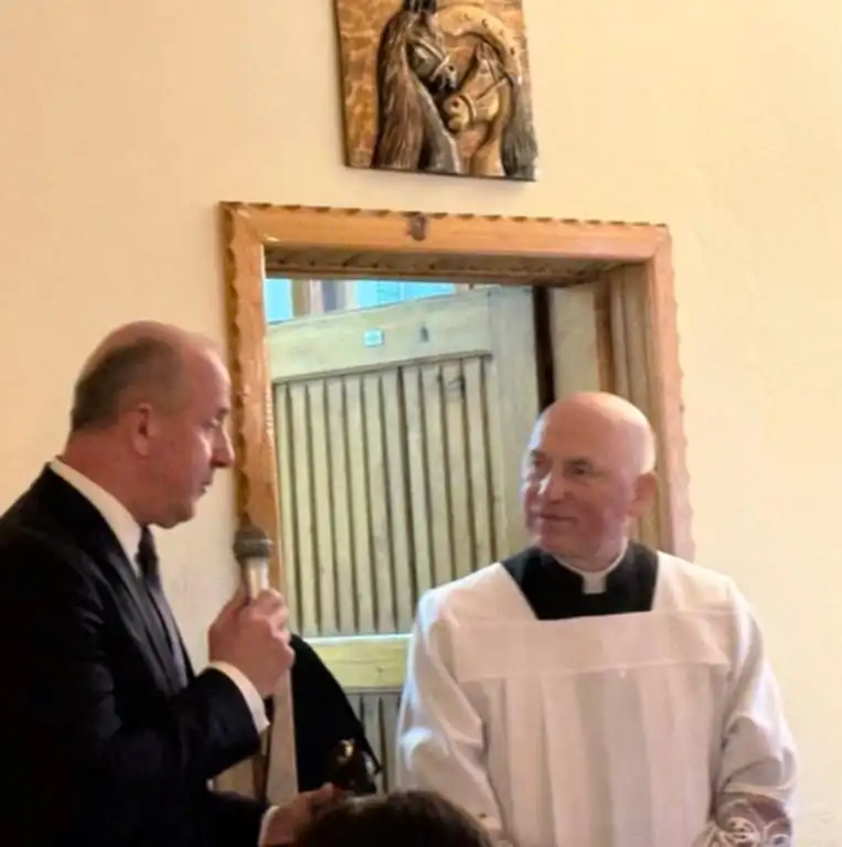 Złote Jabłko i gratulacje dla księdza prałata Józefa Babicza z okazji 50-lecia kapłaństwa