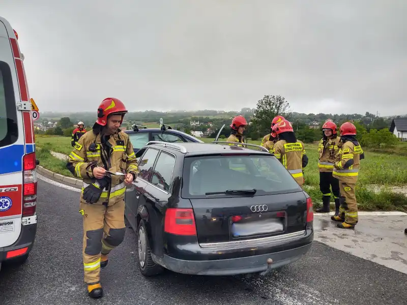 Kolizja w Chełmcu. Zderzyły się dwa pojazdy osobowe