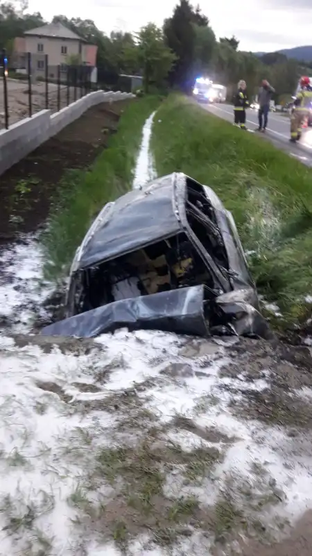 Wypadek w Nowej Wsi. Osobówka wypadła z drogi, uderzyła w przepust i się zapaliła