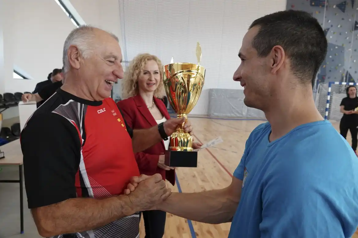 Halowy turniej piki nożnej służb mundurowych i samorządowych. Drużyna z Kamionki Wielkiej z pucharem