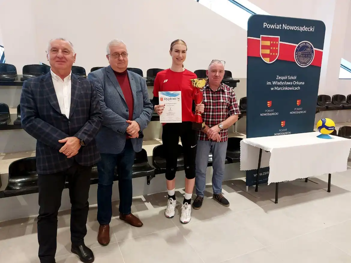 Licealistki ze Starego Sącza najlepsze w siatkówce