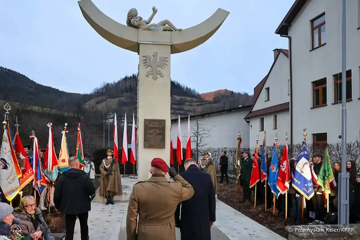 Prezydent Duda upamiętnił ofiary Krwawej Wigilii w Ochotnicy Dolnej
