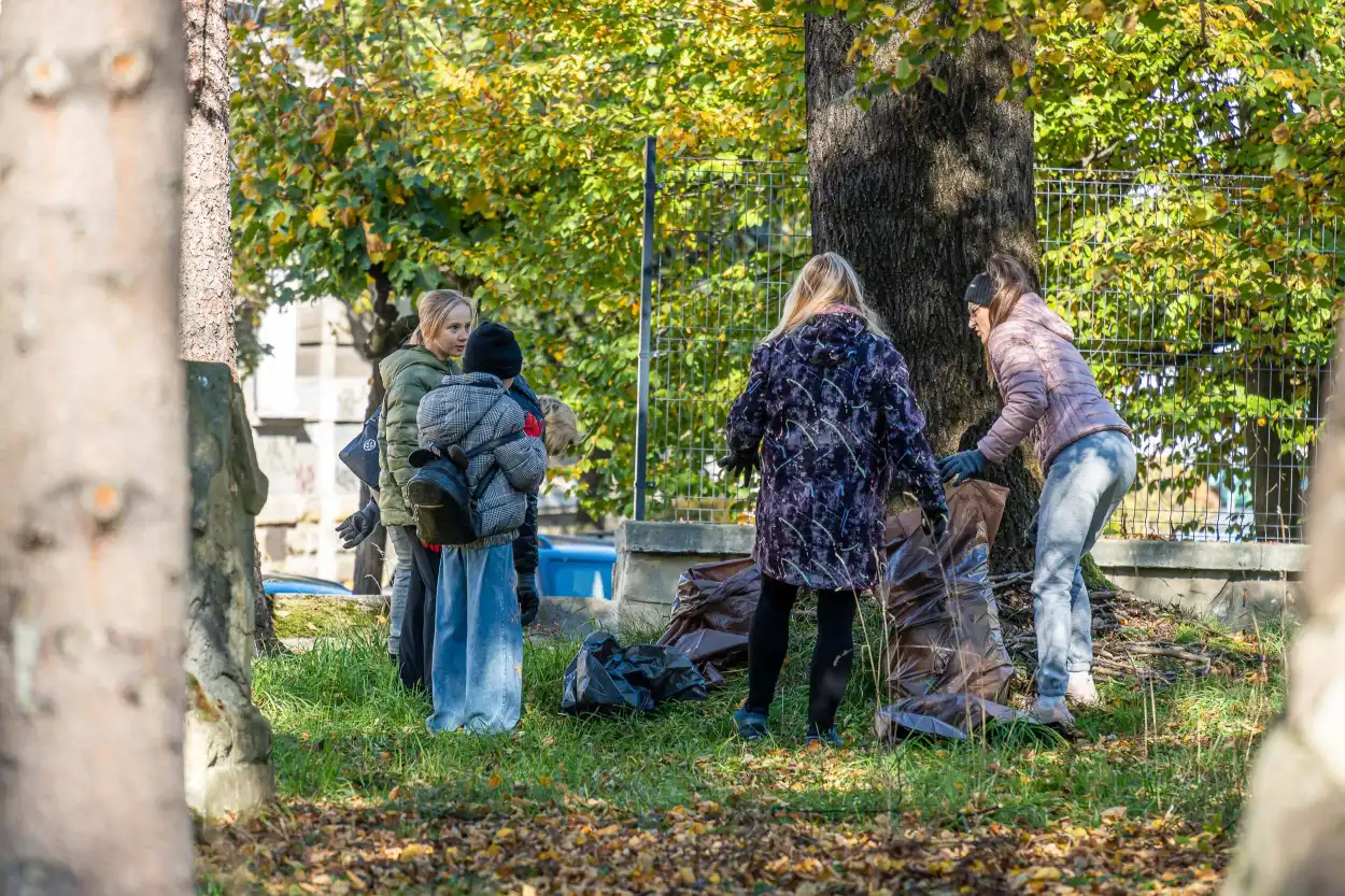 Stary Cmentarz w Nowym Sączu przygotowany na Wszystkich Świętych. Społeczna akcja sprzątania nekropolii