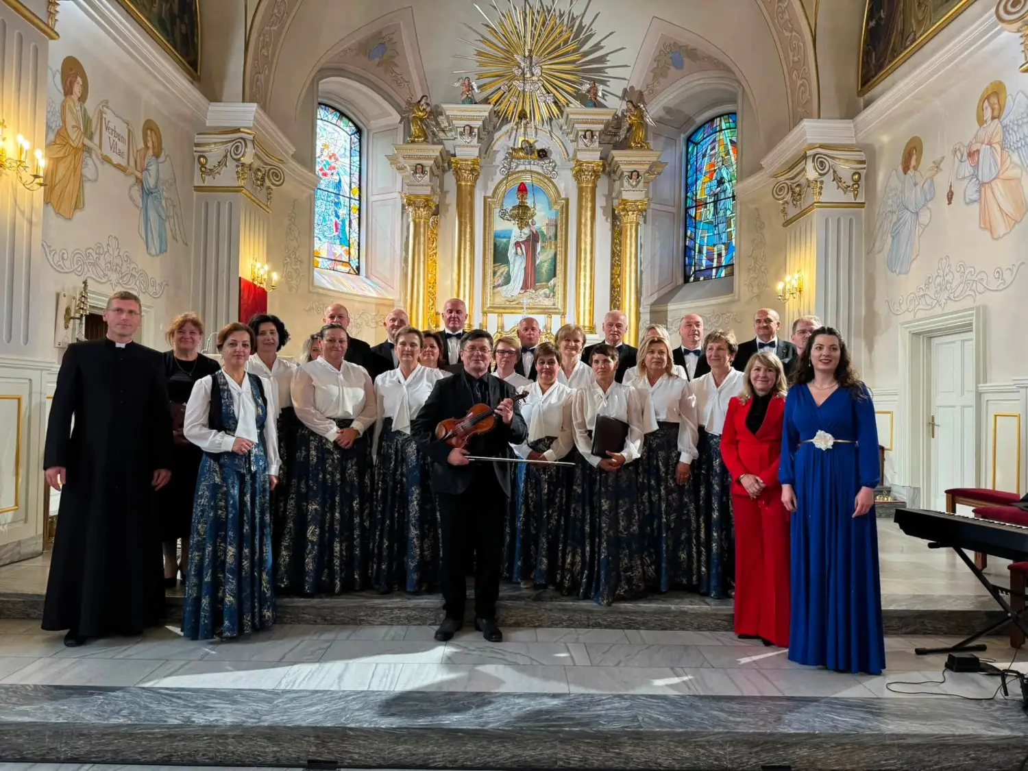 „Bracia w pokorze” zabrzmieli w Podegrodziu. Koncert poświęcono dwóm ważnym rocznicom