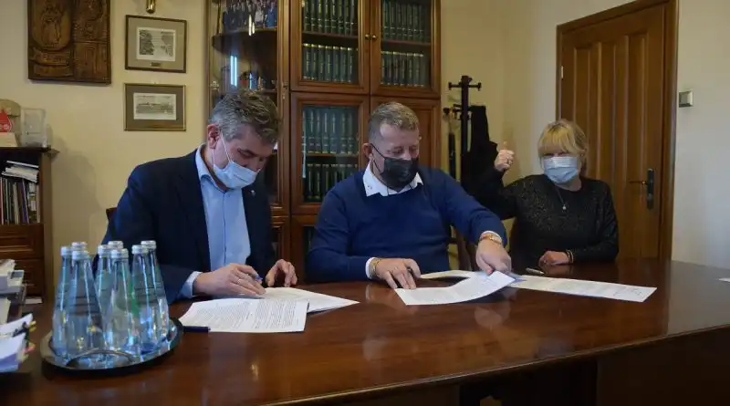 Umowa na budowę kompleksu sportowego w Starym Sączu podpisana