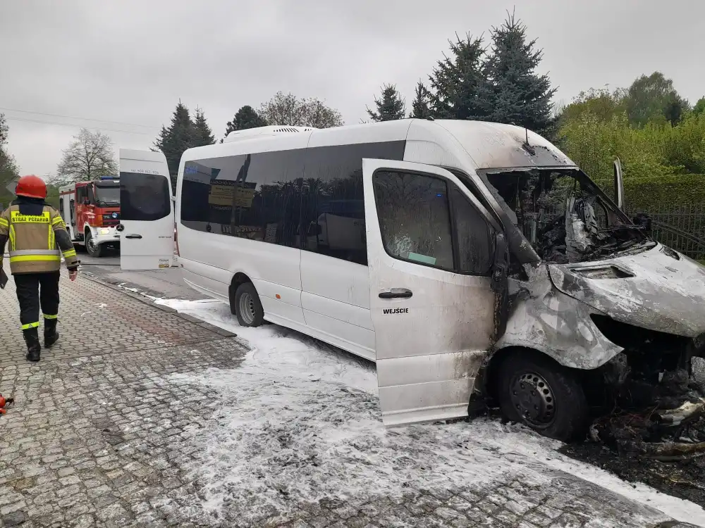 Akcja Strażaków w Grybowie: Na Drodze Wojewódzkiej płonął samochód do przewozu osób