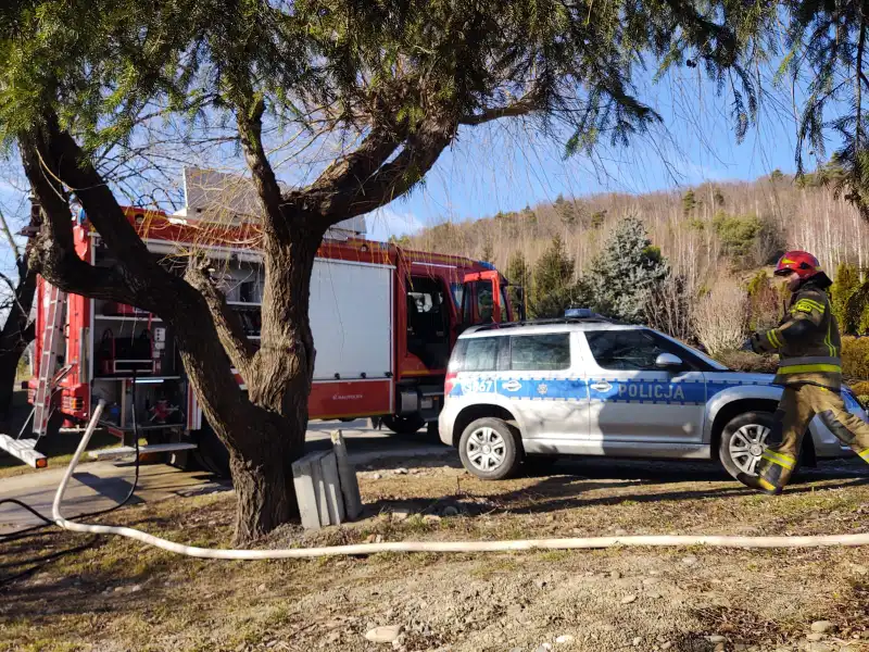 Łęki. Pożar domu. Ogień pojawił się na pierwszym piętrze budynku mieszkalnego