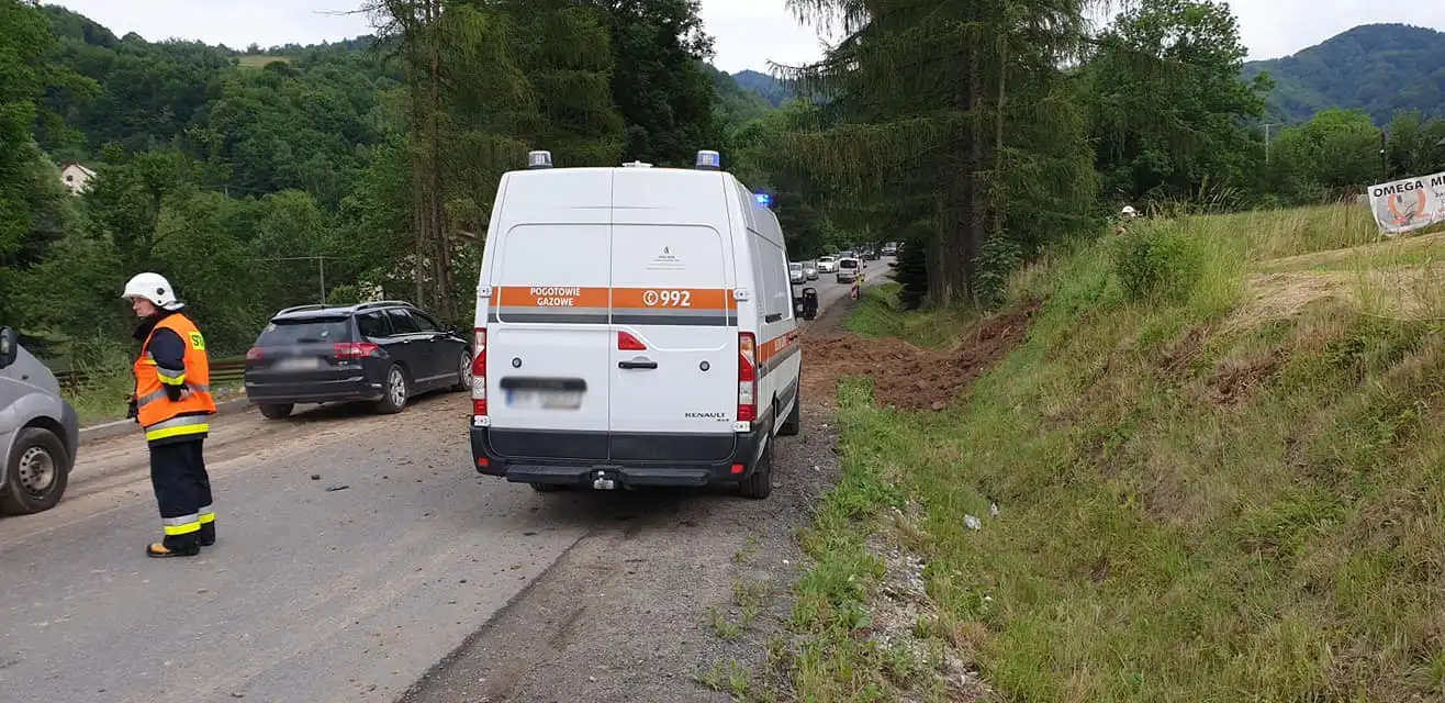 Wybuch gazu w Zabrzeży. Jedna osoba w szpitalu, dwa auta uszkodzone