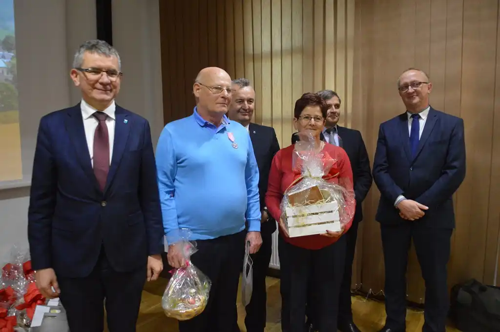Małżeństwa z długoletnim stażem otrzymały medale od Prezydenta RP. Wśród nich pary z Gminy Stary Sącz